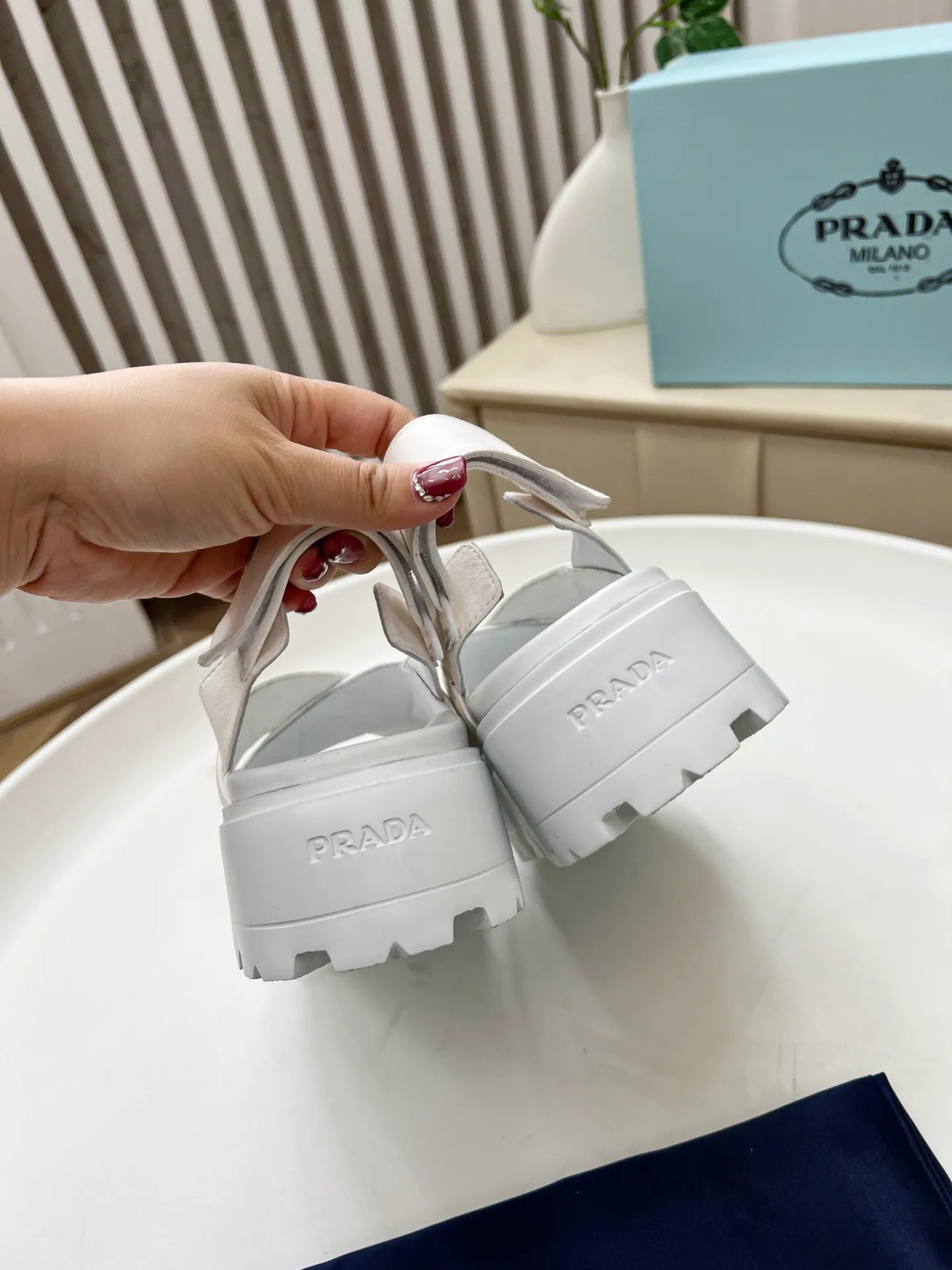👟👟Ex-factory price 440👟👟 Prada/Prada 25ss summer new couple's beach thick-soled Birkenstock sandals. This shoe style is really a classic design that will not go out of style and is in line with everyone's current pursuit of comfortable and healthy wearing concepts. It is regarded by many domestic and foreign celebrities and fashionistas as an important choice for daily slippers. ✔Upper: imported super soft sheepskin ✔Inner lining: imported sheepskin ✔Hardware: Original molded split hardware ✔Outsole: Ultra-light, wear-resistant and non-slip foam sole ✔Number of yards: 35~40 (custom-made 40 pieces are non-refundable)
